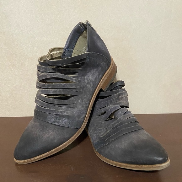 Free People EUC lost valley strappy back zip ankle boot distressed grey size 6.5 - Picture 2 of 8